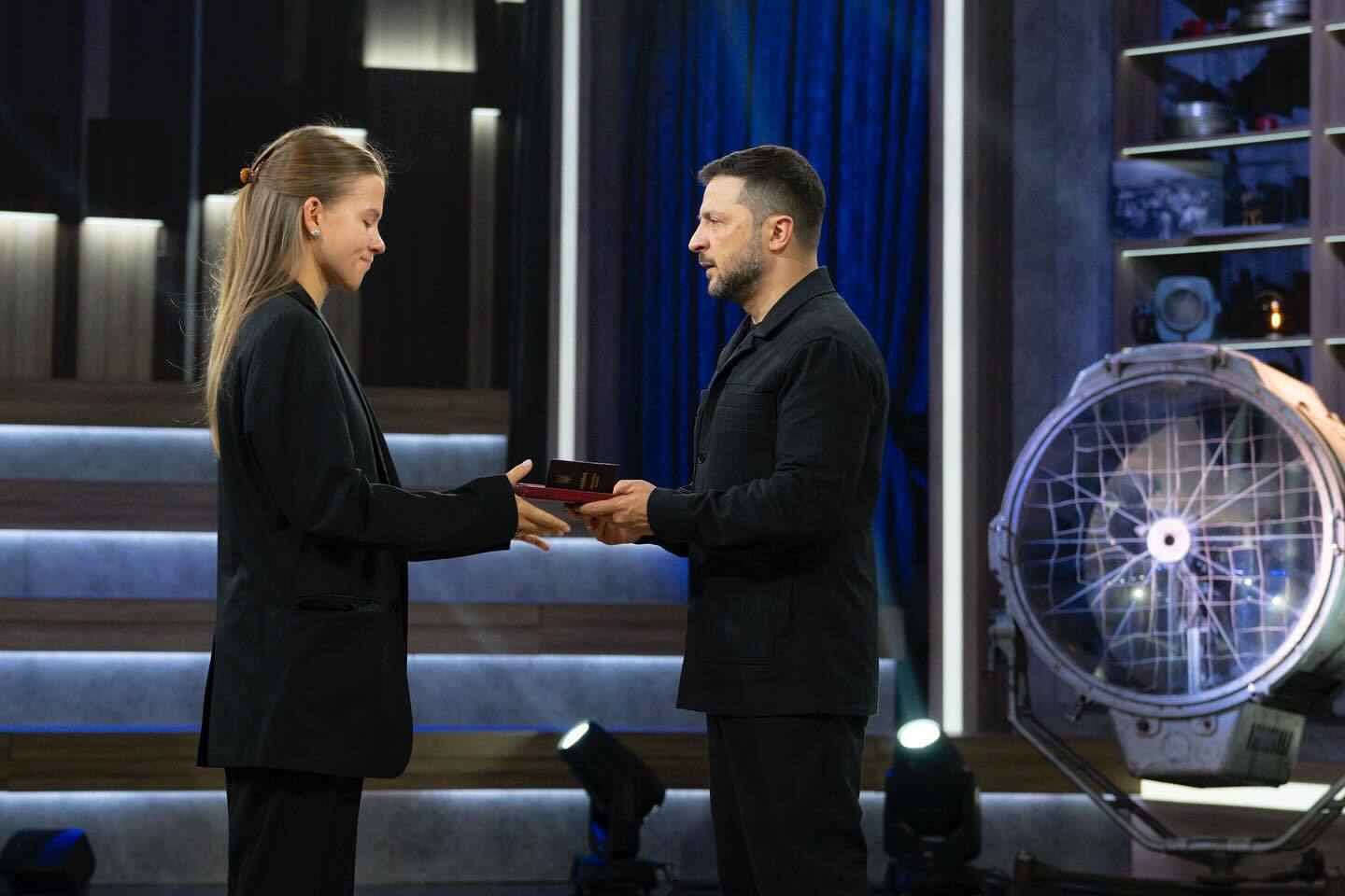 "Точно заслуговував": вдова актора-воїна Юрія Феліпенка показала, як "передала" йому нагороду від президента України