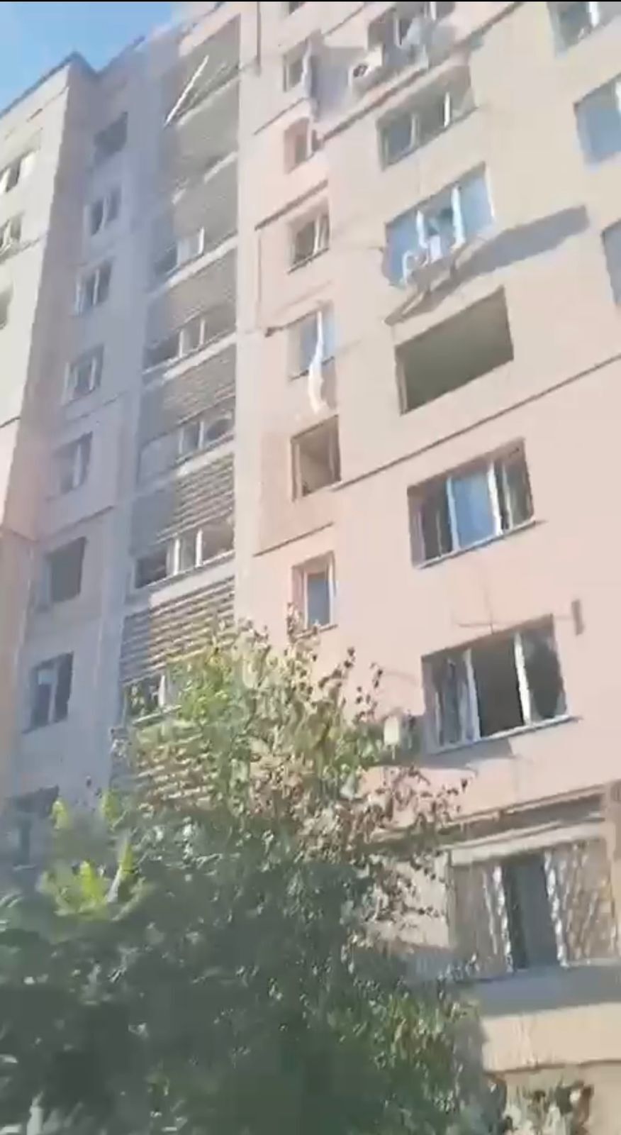 Враг ударил "Смерчем" по Константиновке: повреждены дома и клиника, есть пострадавшие. Фото