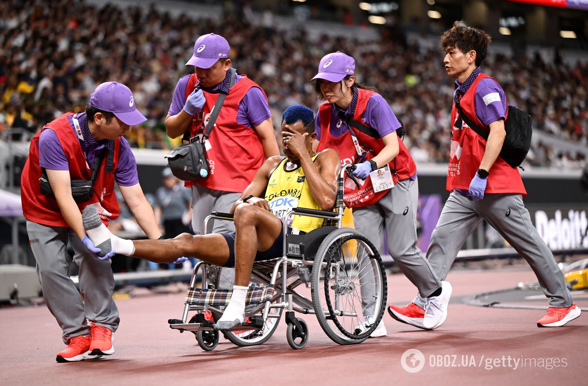 Вчинок року! Бігун-рекордсмен на ЧС з легкої атлетики повернувся під час забігу, щоб допомогти супернику. Відео