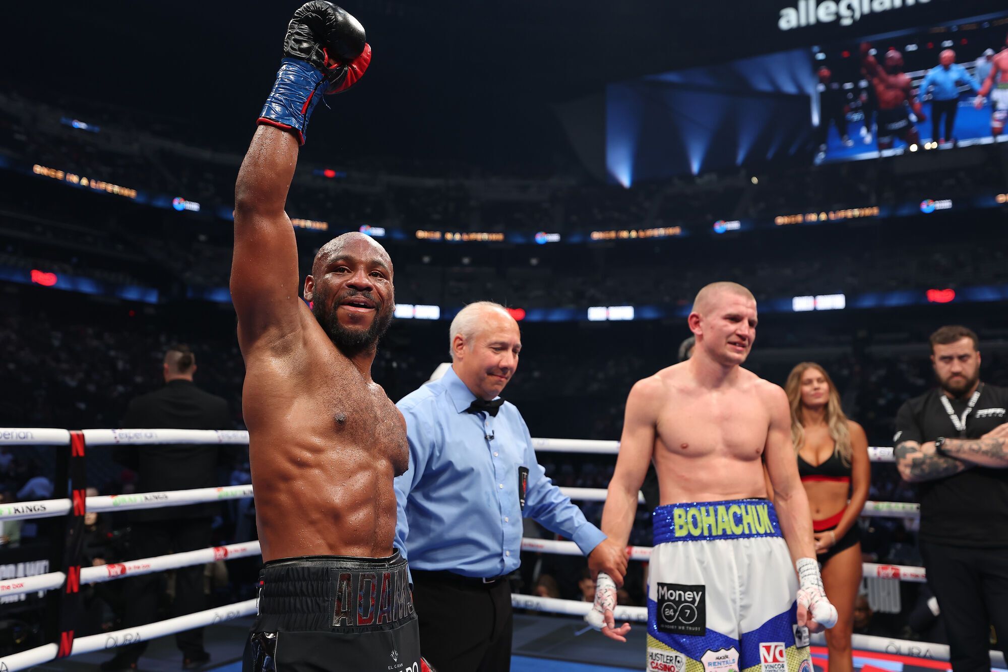 Знаменитий український боксер "вплутався в бійку" і сенсаційно програв у реванші. Відео