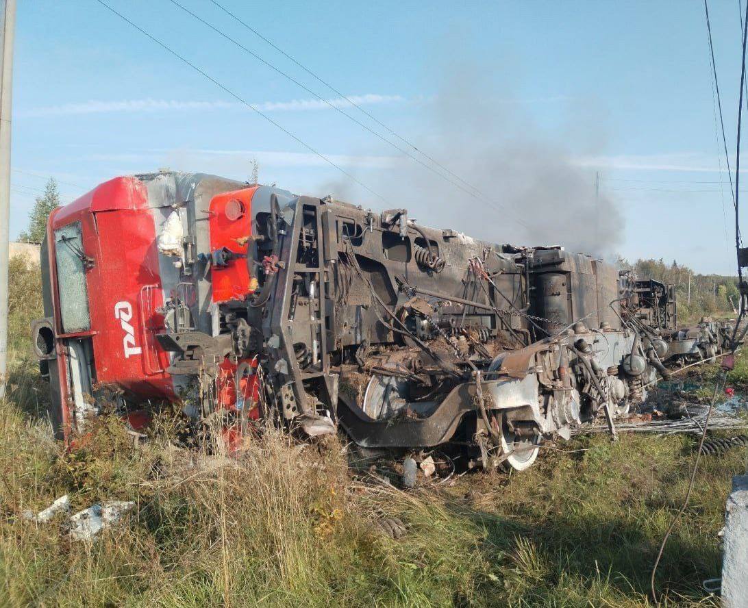 ГУР и ССО осуществили комбинированную атаку на железнодорожную логистику оккупантов: ликвидированы "росгвардейцы", уничтожено дорожное полотно и топливо. Видео