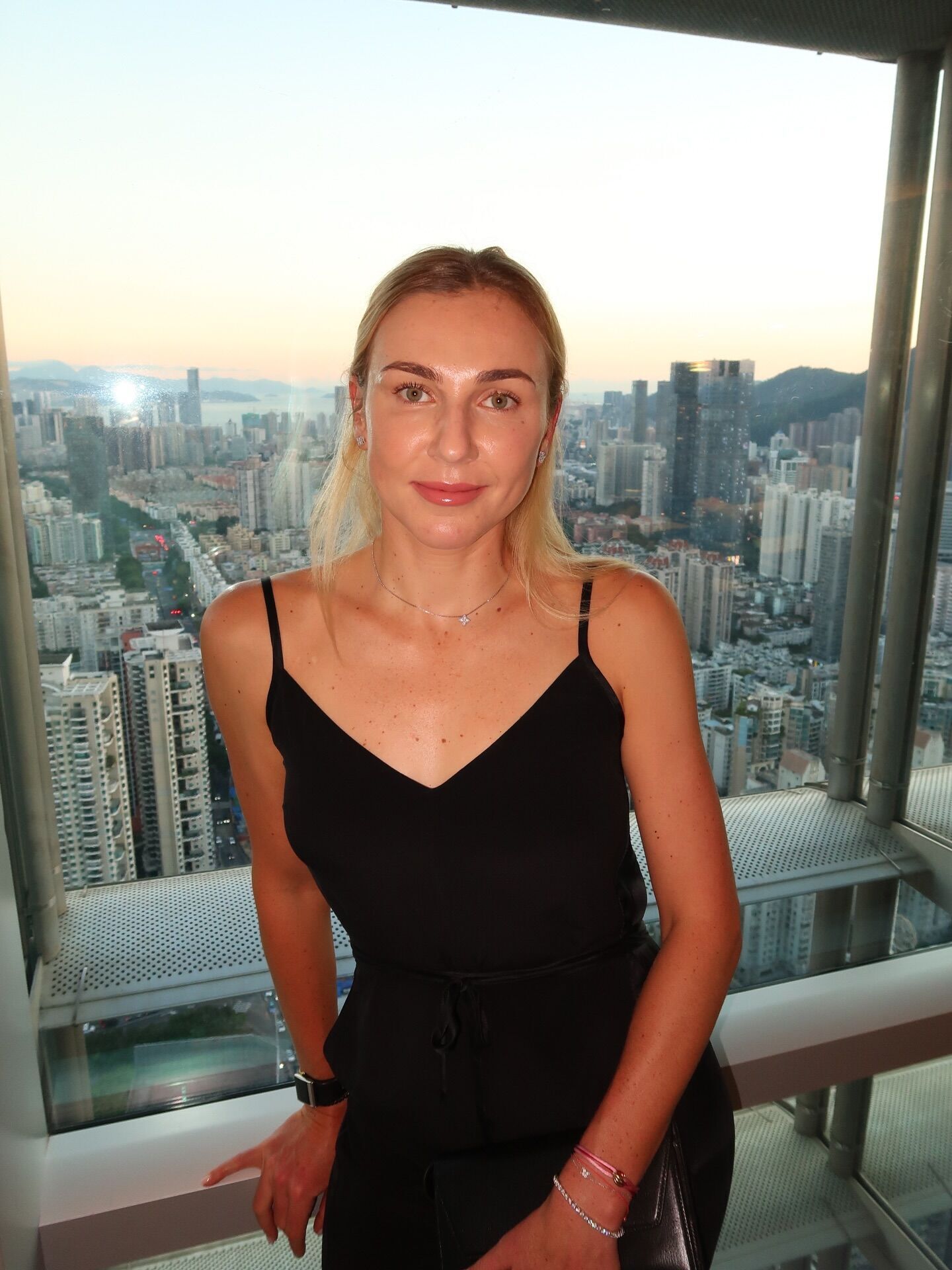 Найзнаменитіші тенісистки України з'явилися в Китаї у вечірніх сукнях і вразили своєю красою. Фотофакт