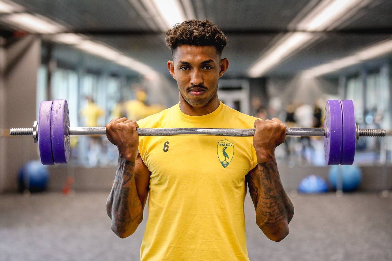 Мать футболиста киевского клуба уговаривает его сбежать из Украины