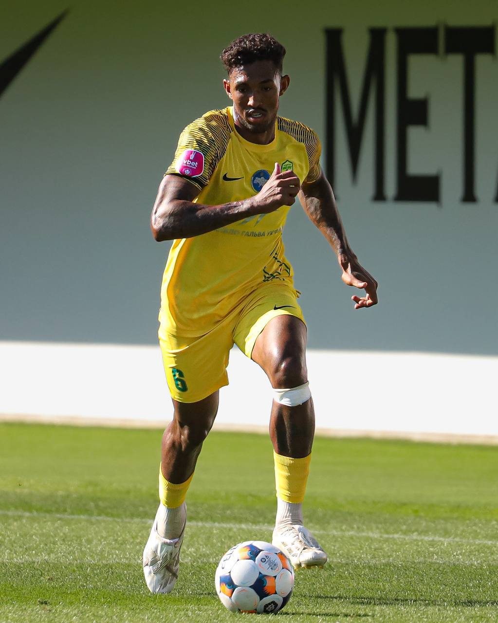 Мать футболиста киевского клуба уговаривает его сбежать из Украины