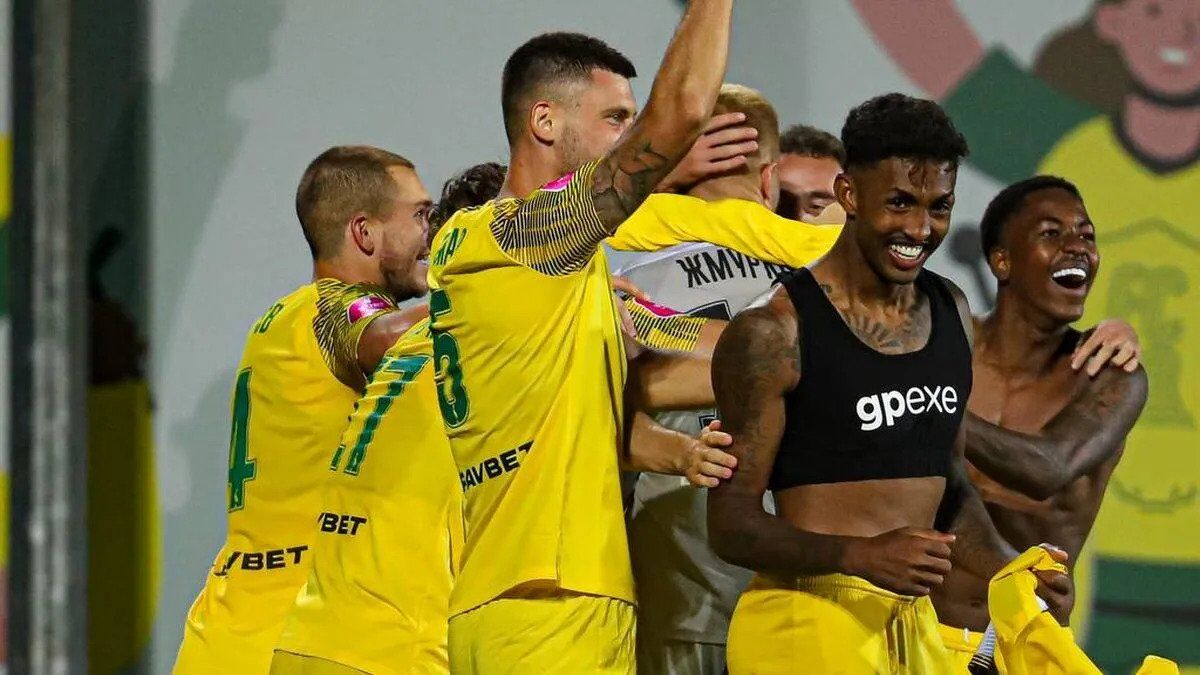 Мать футболиста киевского клуба уговаривает его сбежать из Украины