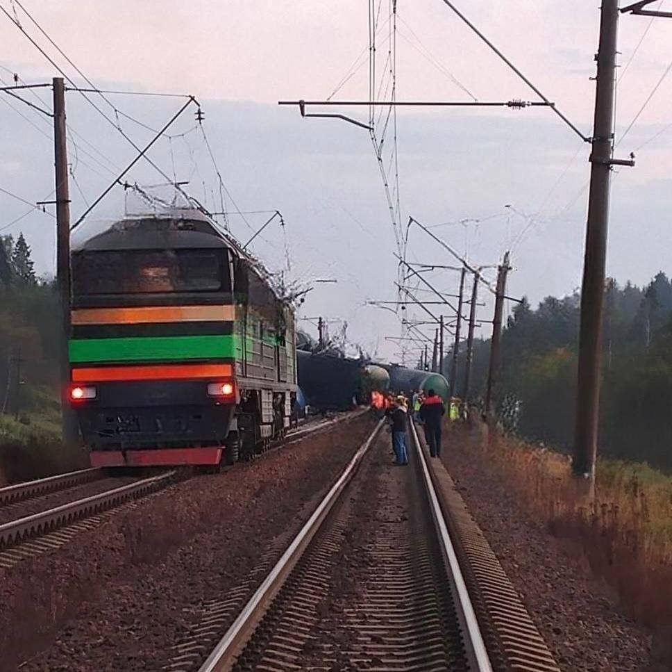 ГУР и ССО осуществили комбинированную атаку на железнодорожную логистику оккупантов: ликвидированы "росгвардейцы", уничтожено дорожное полотно и топливо. Видео