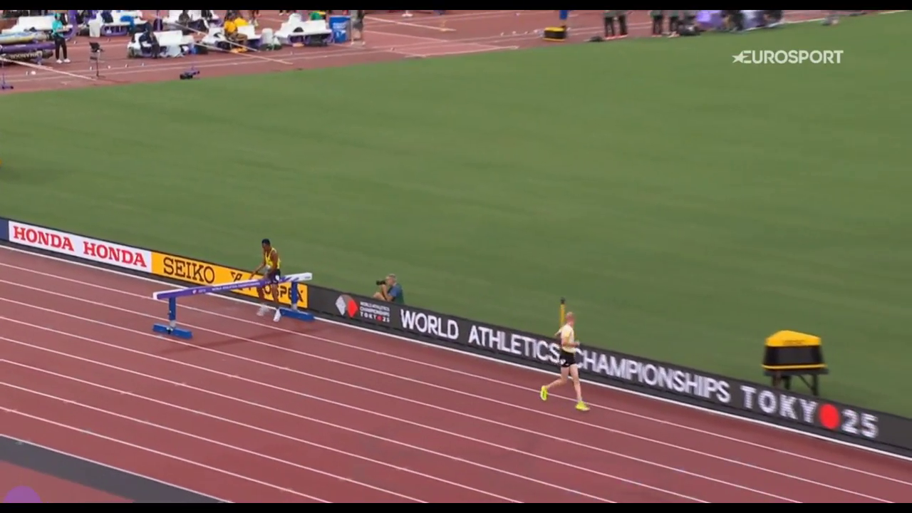 Вчинок року! Бігун-рекордсмен на ЧС з легкої атлетики повернувся під час забігу, щоб допомогти супернику. Відео