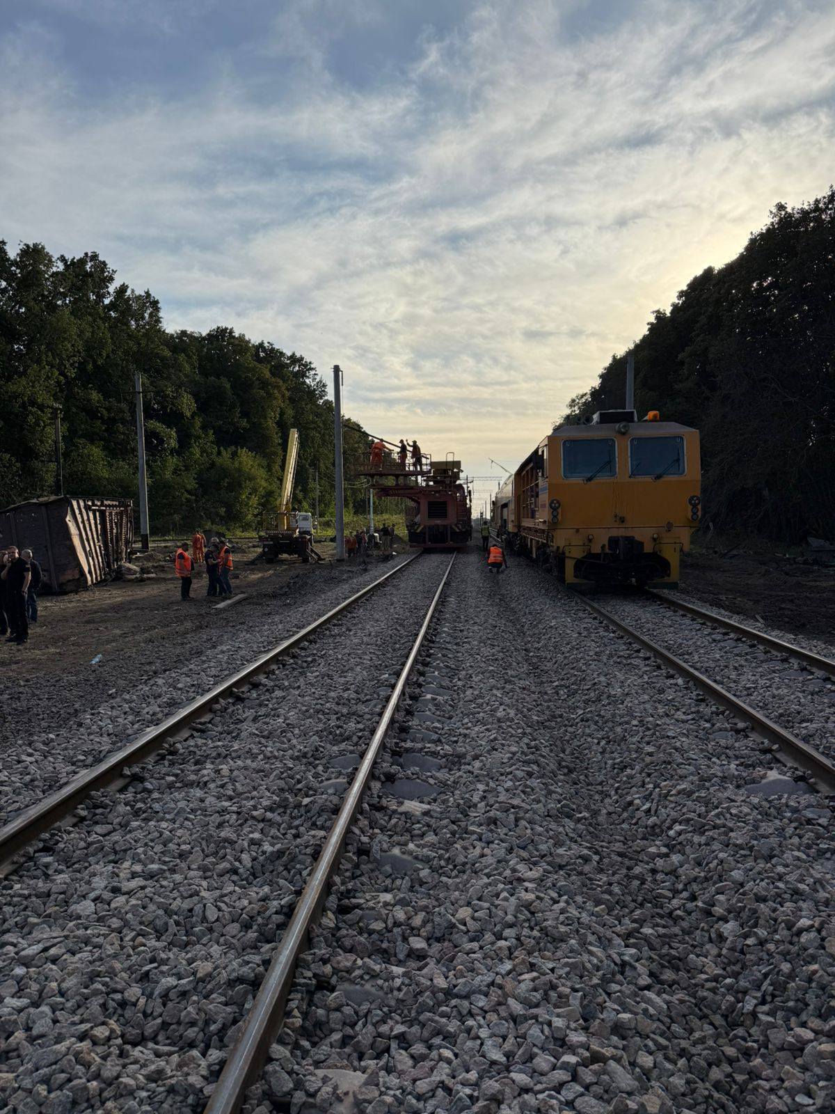 Рекордный результат: на Киевщине восстановили движение поездов после взрывов. Фото