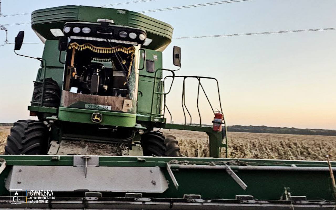 Люди собирали урожай: оккупанты нанесли ракетный удар по сельскохозяйственному предприятию на Сумщине, много раненых. Фото