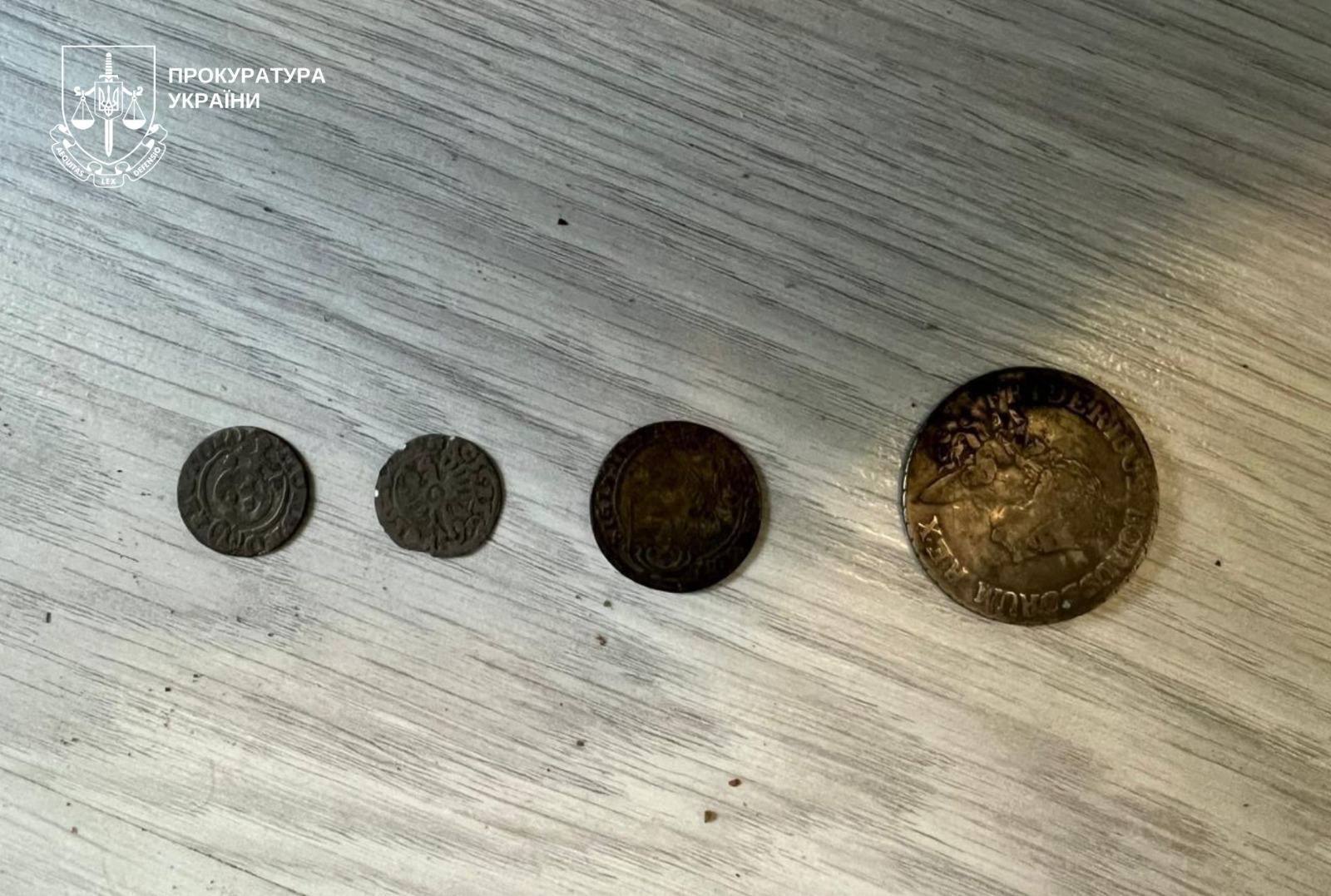 На Закарпатье "черный археолог" нашел и пытался продать уникальный клад бронзовых кельтов: чем все закончилось