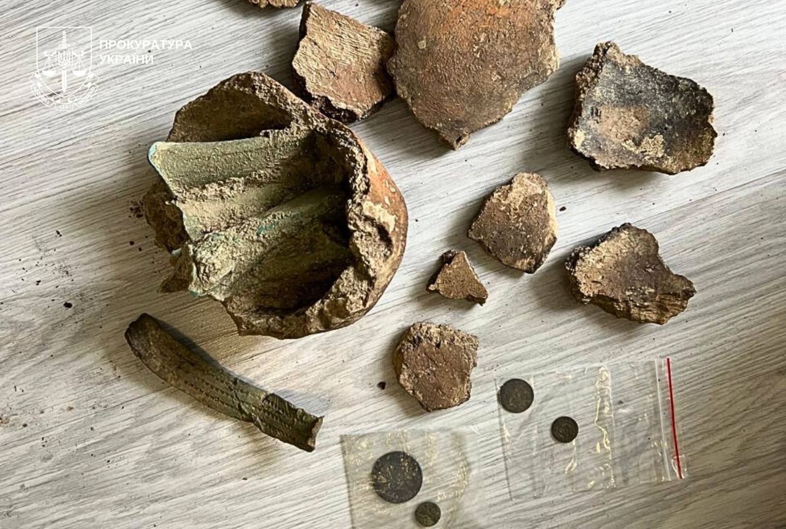 На Закарпатье "черный археолог" нашел и пытался продать уникальный клад бронзовых кельтов: чем все закончилось