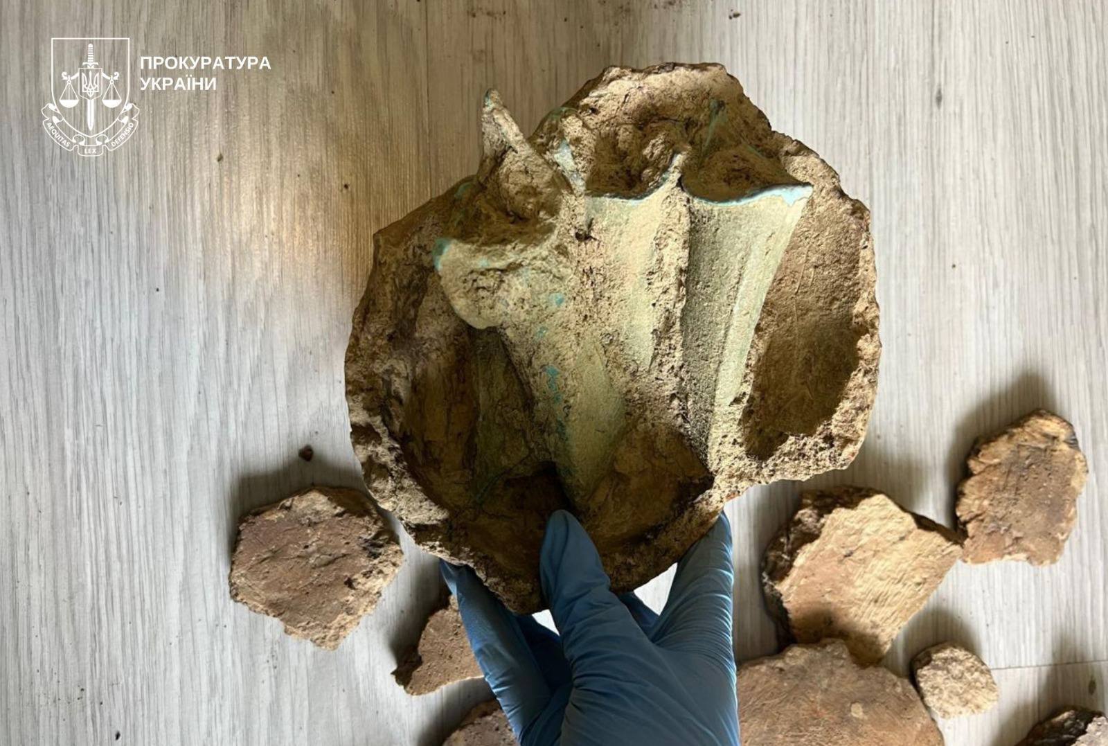 На Закарпатье "черный археолог" нашел и пытался продать уникальный клад бронзовых кельтов: чем все закончилось