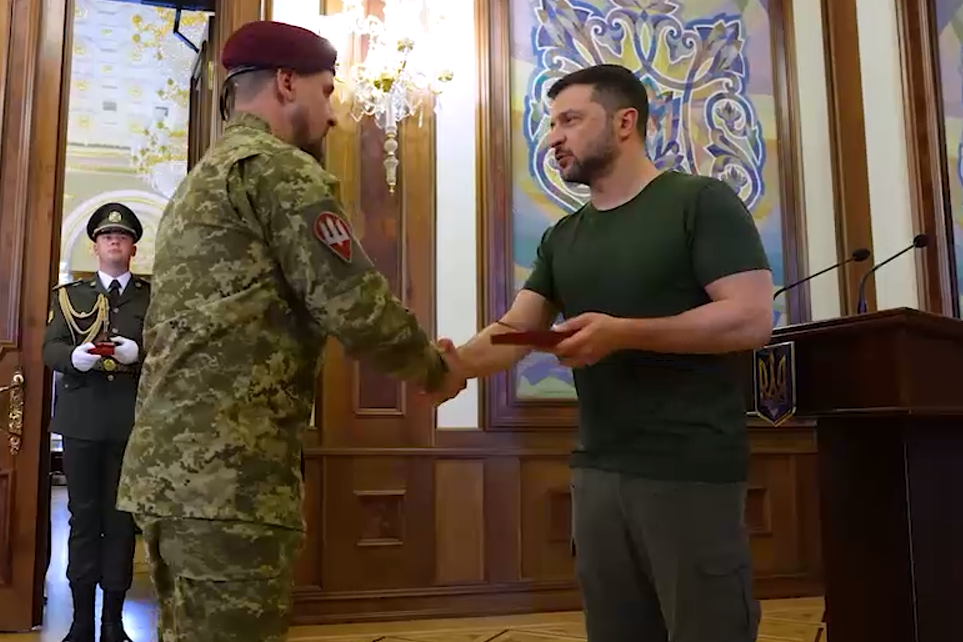 "В рядах ВСУ более 100 танковых батальонов": Зеленский наградил украинских танкистов, которые стоят на защите государства. Видео