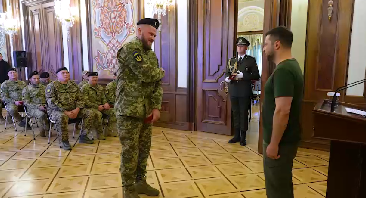 "В рядах ВСУ более 100 танковых батальонов": Зеленский наградил украинских танкистов, которые стоят на защите государства. Видео
