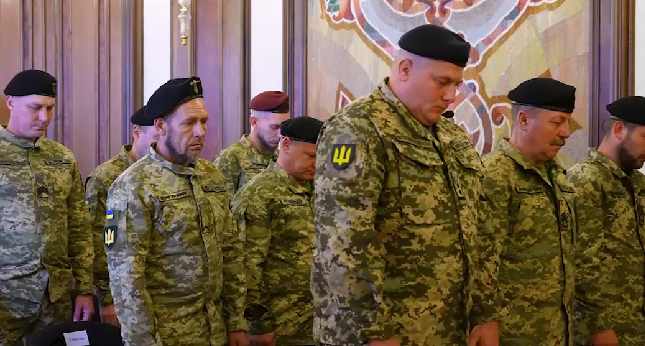 "В рядах ВСУ более 100 танковых батальонов": Зеленский наградил украинских танкистов, которые стоят на защите государства. Видео