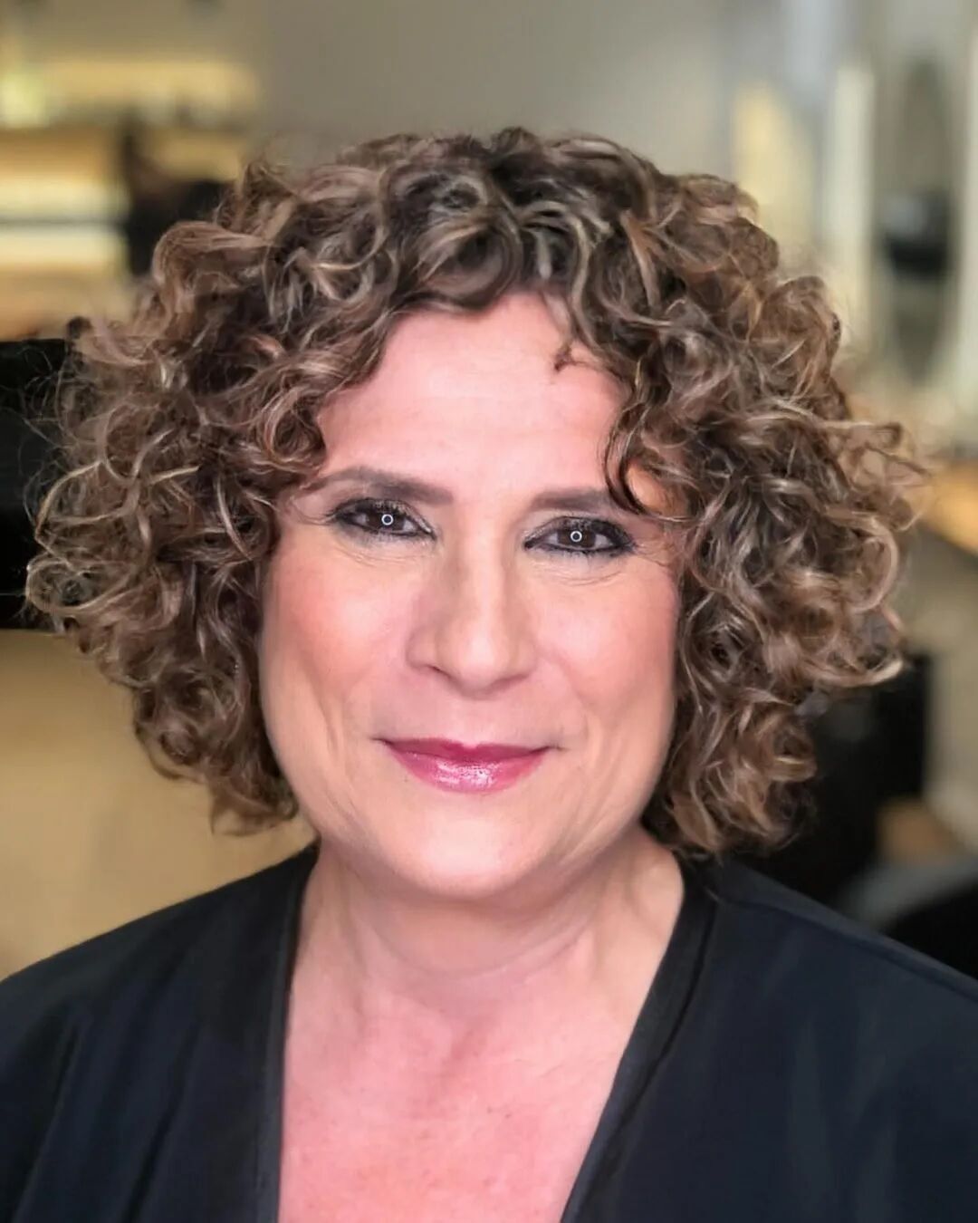 Стрижки для квадратного обличчя: яку зачіску обрати жінці 60+