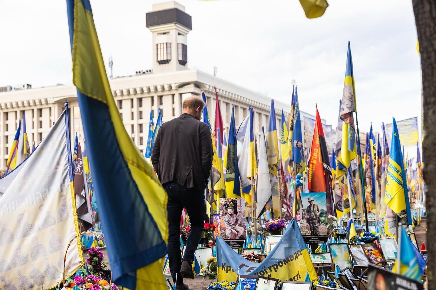 "Секретная встреча" с Зеленским и толпы фанатов: как прошел визит принца Гарри в Украину и какое место поразило его до глубины души
