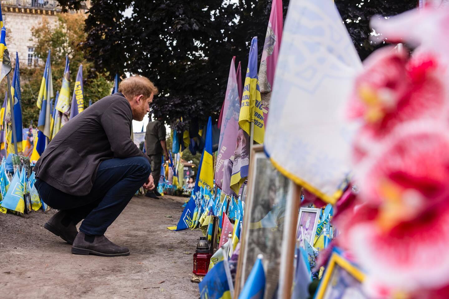 "Секретная встреча" с Зеленским и толпы фанатов: как прошел визит принца Гарри в Украину и какое место поразило его до глубины души