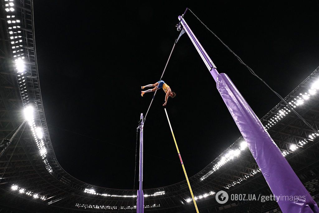 "Новый Бубка" в 14-й раз установил мировой рекорд по прыжкам с шестом. Видео