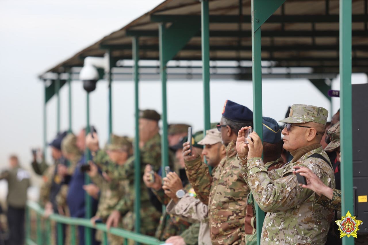 Обещали показать "все, что интересует": на учения РФ и Беларуси "Запад-2025" приехали офицеры из США. Видео