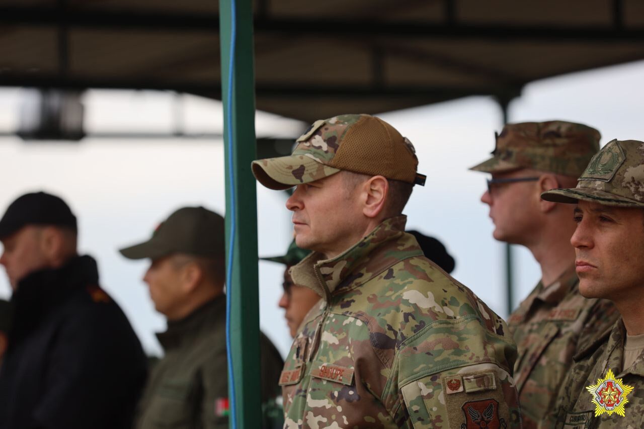 Обещали показать "все, что интересует": на учения РФ и Беларуси "Запад-2025" приехали офицеры из США. Видео