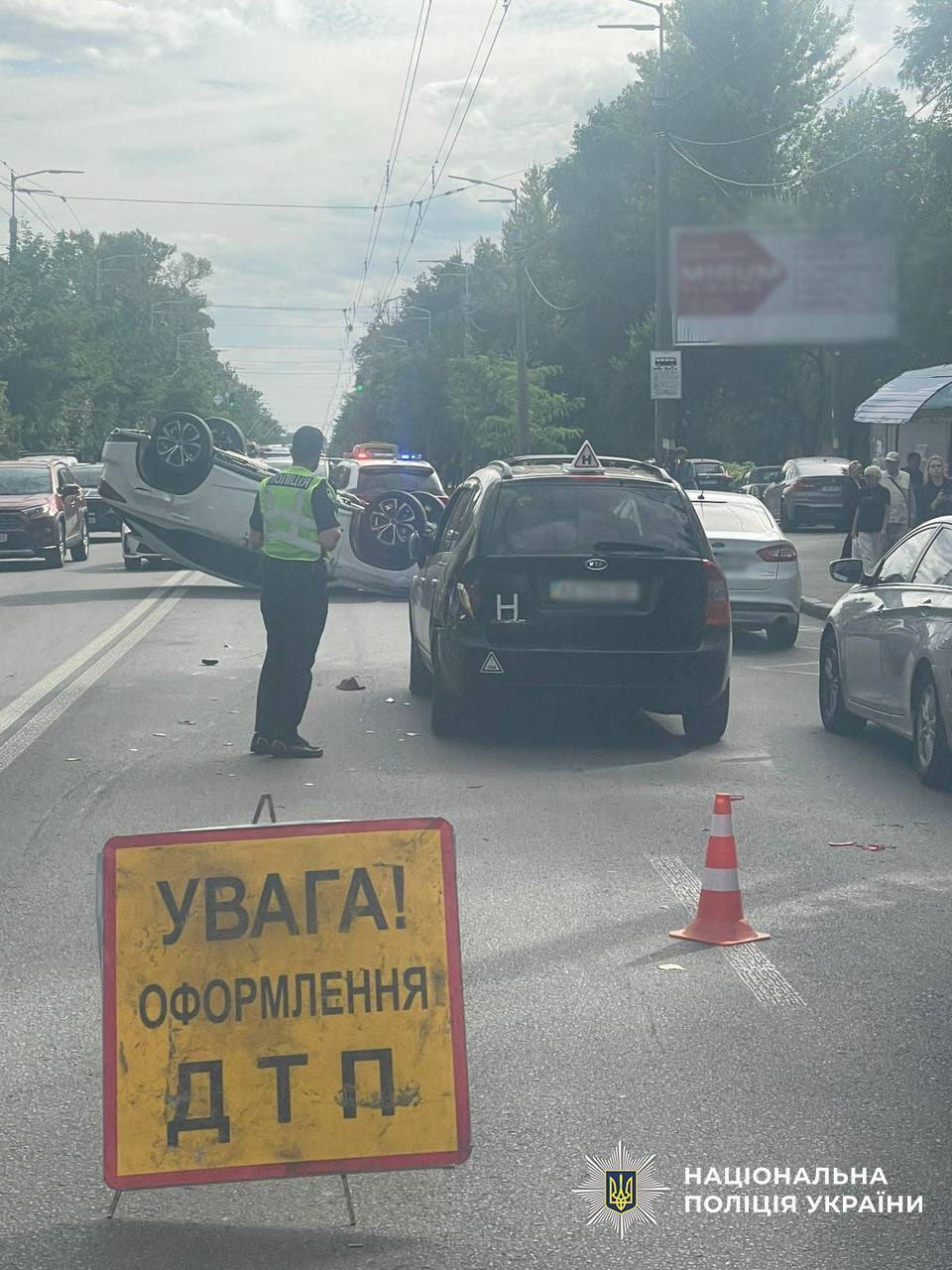 У Києві внаслідок зіткнення з навчальним авто Lexus перекинувся на дах: є постраждалий. Фото