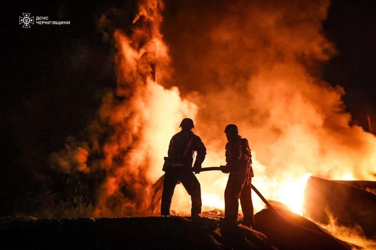 Окупанти вдарили по рятувальниках, які ліквідовували пожежу на Чернігівщині: постраждали чотири вогнеборці. Фото
