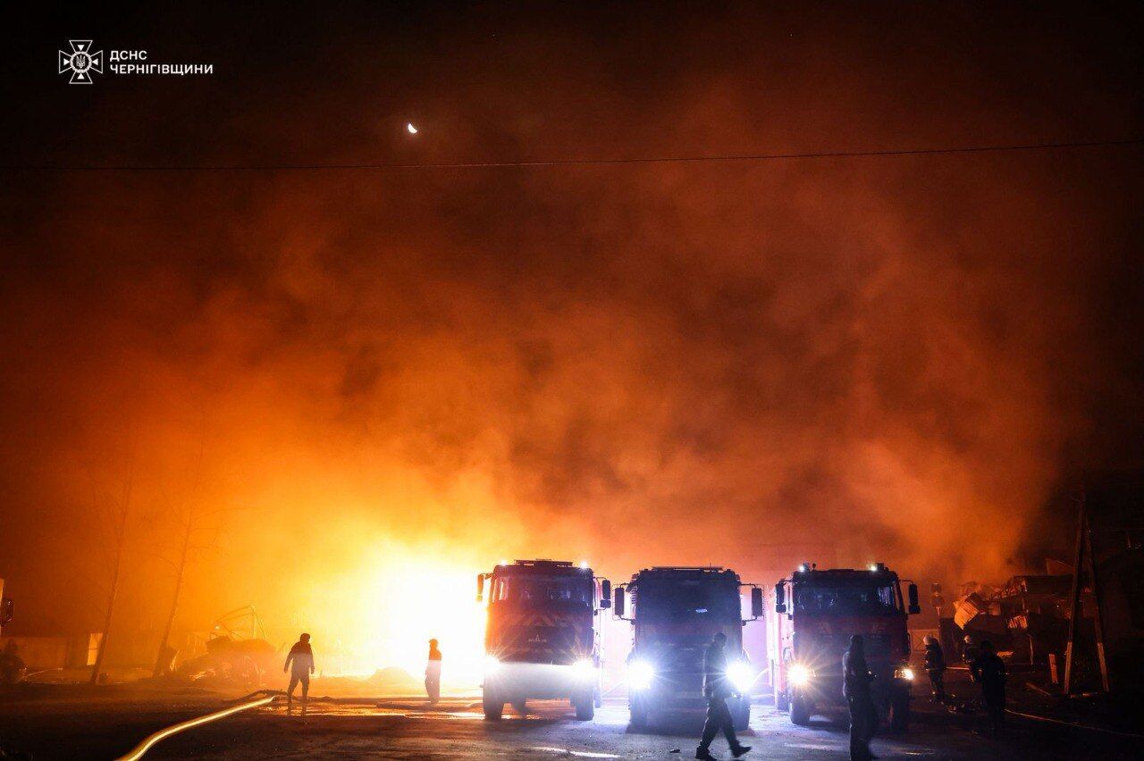 Окупанти вдарили по рятувальниках, які ліквідовували пожежу на Чернігівщині: постраждали чотири вогнеборці. Фото