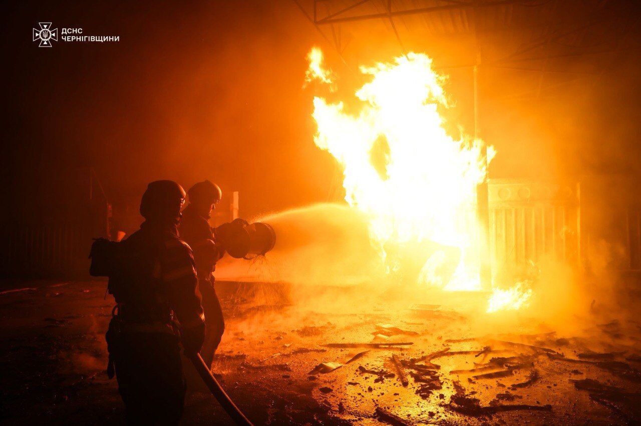 Окупанти вдарили по рятувальниках, які ліквідовували пожежу на Чернігівщині: постраждали чотири вогнеборці. Фото