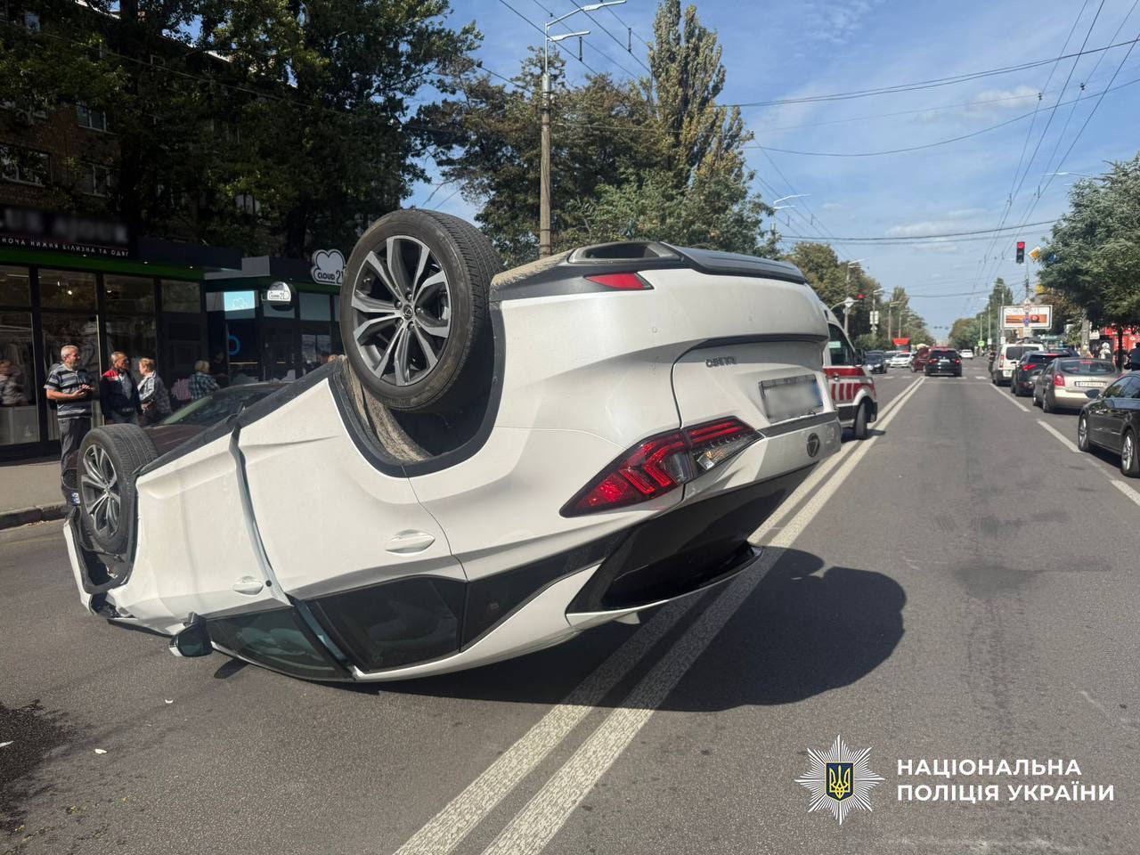 У Києві внаслідок зіткнення з навчальним авто Lexus перекинувся на дах: є постраждалий. Фото