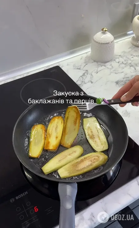 Невероятно вкусная и простая в приготовлении: как приготовить сезонную закуску из баклажанов и сладкого перца