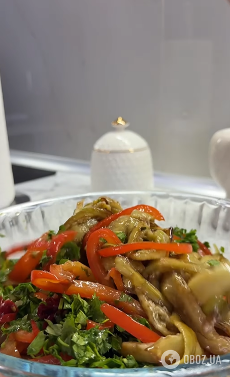 Невероятно вкусная и простая в приготовлении: как приготовить сезонную закуску из баклажанов и сладкого перца