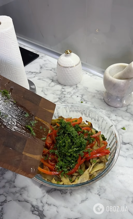 Невероятно вкусная и простая в приготовлении: как приготовить сезонную закуску из баклажанов и сладкого перца