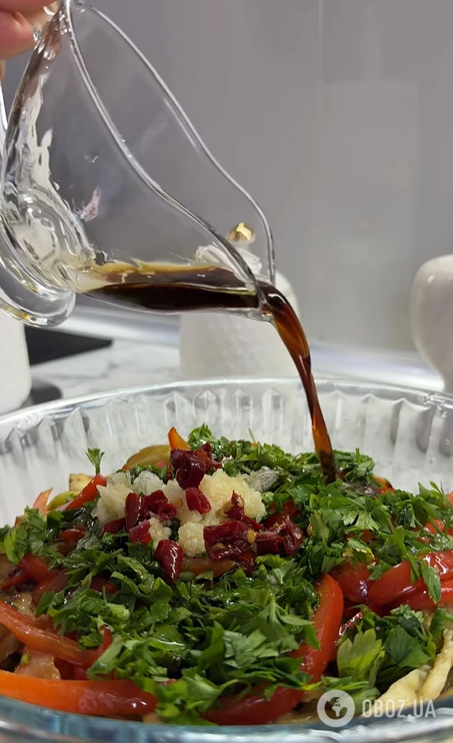 Невероятно вкусная и простая в приготовлении: как приготовить сезонную закуску из баклажанов и сладкого перца