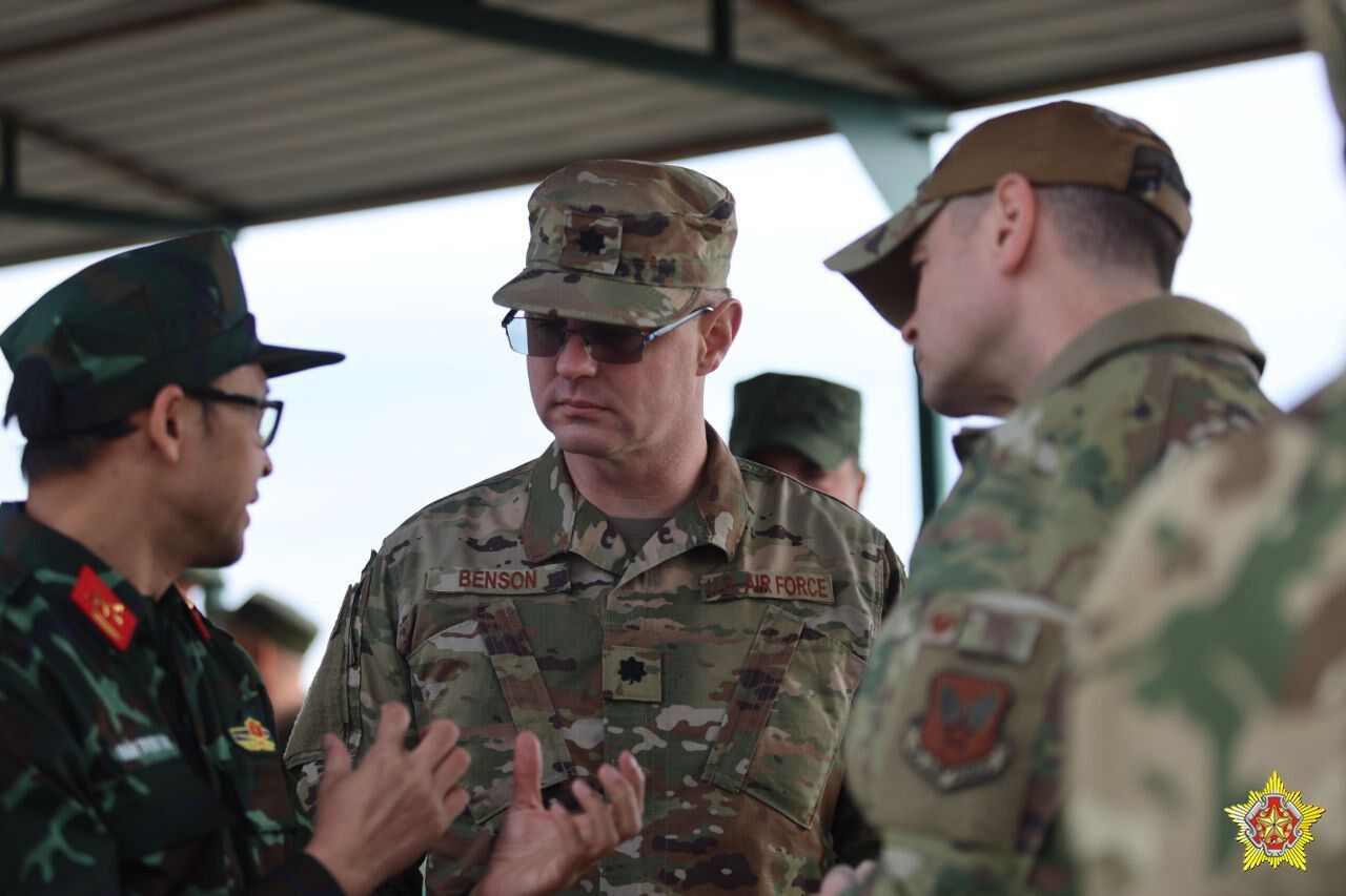 Обещали показать "все, что интересует": на учения РФ и Беларуси "Запад-2025" приехали офицеры из США. Видео