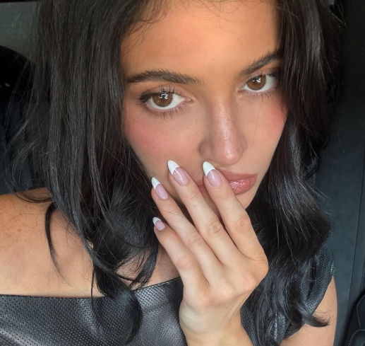 Манікюр 90-х знову в моді: які дизайни варто повторити