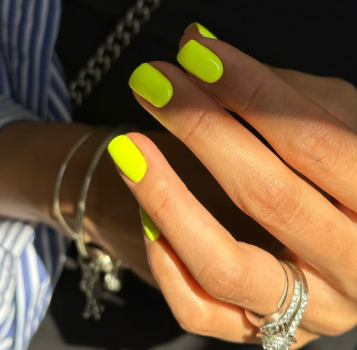 Манікюр 90-х знову в моді: які дизайни варто повторити