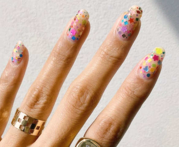 Манікюр 90-х знову в моді: які дизайни варто повторити