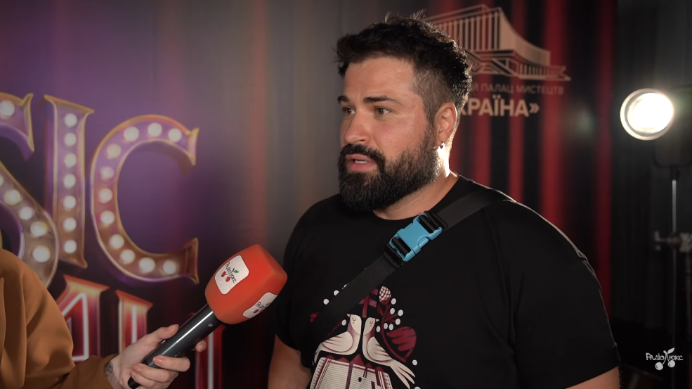 Девід Аксельрод уперше після поранення вийшов у світ: який вигляд він має після зникнення на два роки