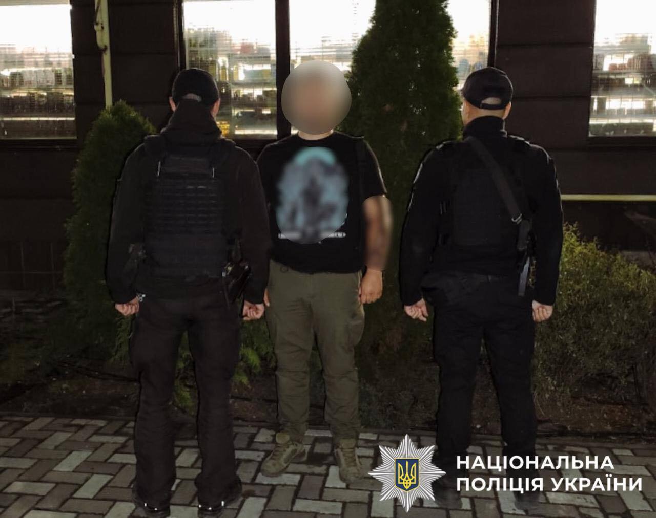 Под Киевом мужчина, угрожая гранатой, требовал у бывшей вернуть подарок. Подробности и фото