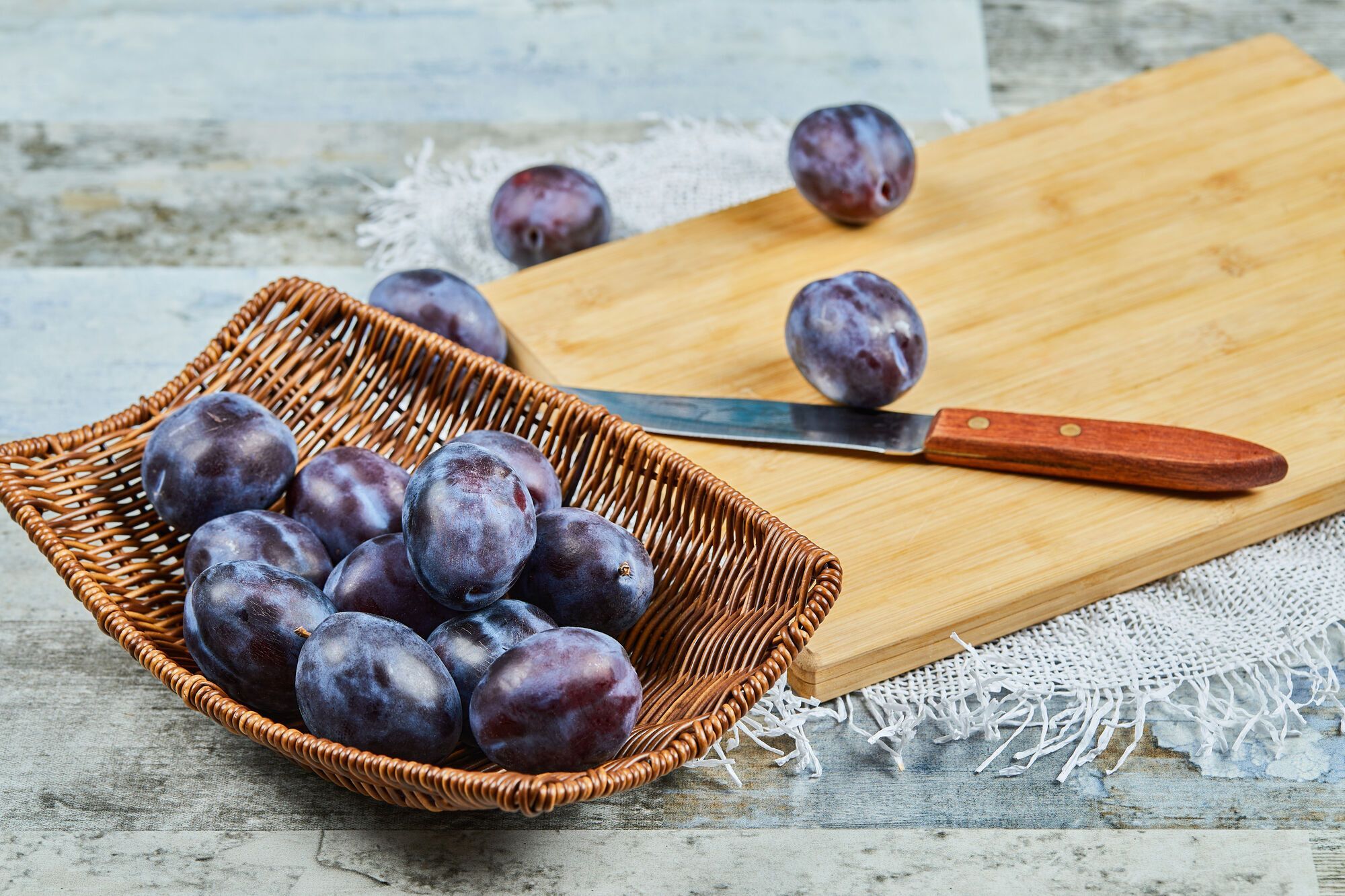Чим підживити сливу восени: дієві засоби