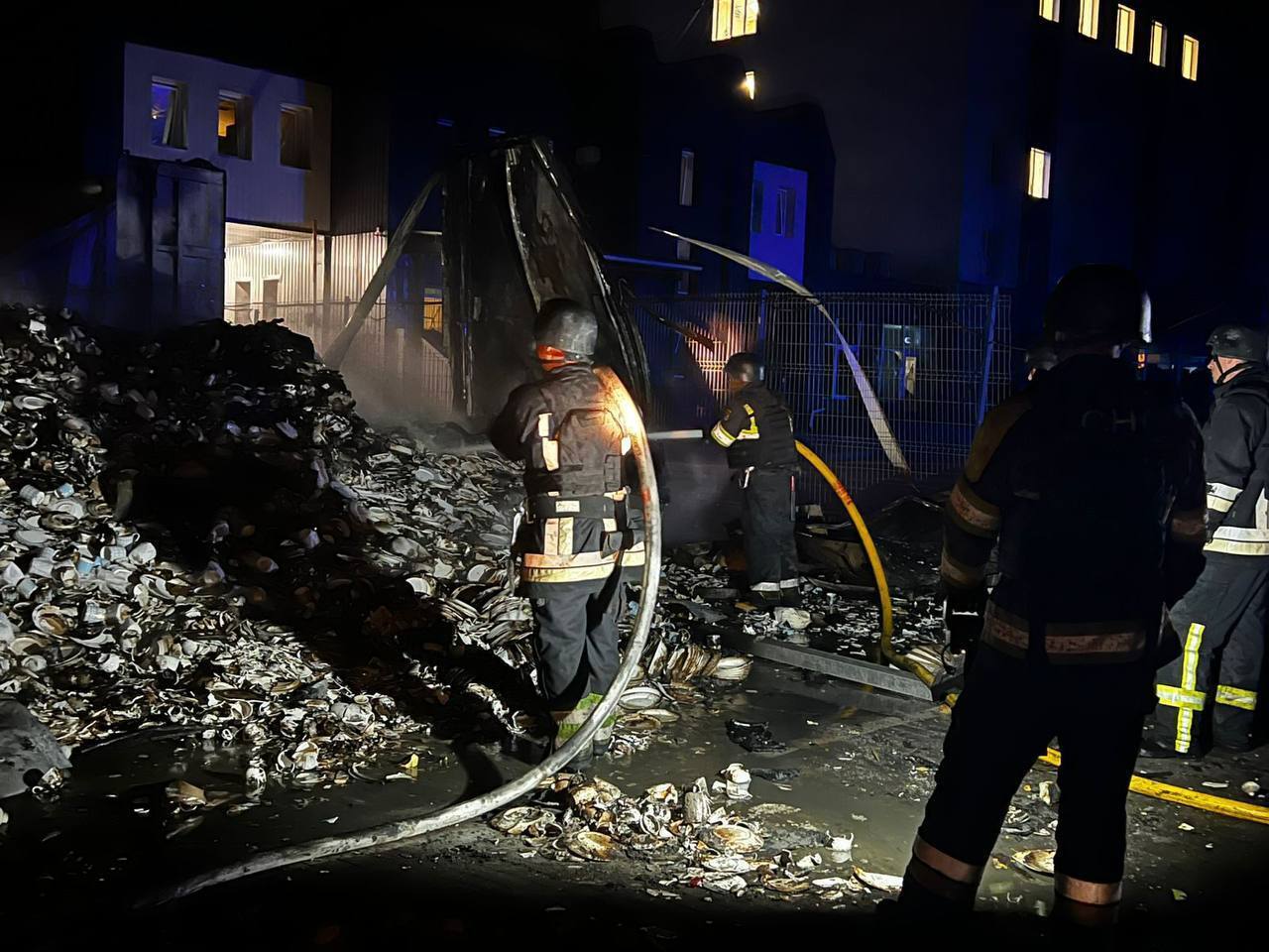 На Київщині загорівся логістичний центр "Епіцентру" внаслідок атаки РФ: дим видно здалеку. Подробиці, фото та відео