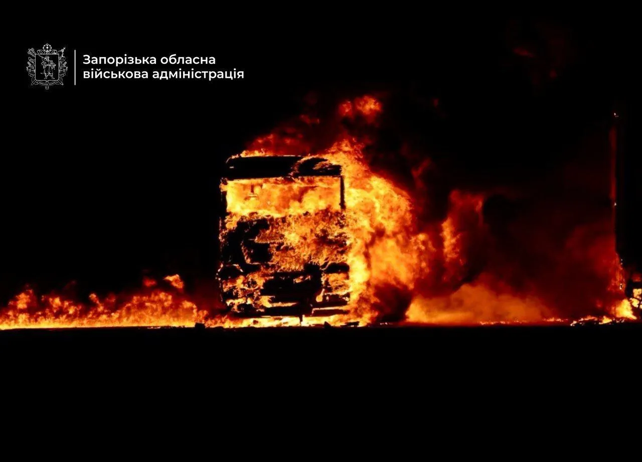 Росіяни обстріляли Запоріжжя, у місті спалахнули пожежі, є поранені: усі подробиці. Фото