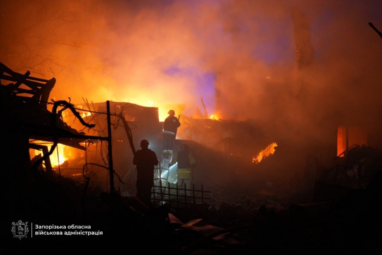 Росіяни обстріляли Запоріжжя, у місті спалахнули пожежі, є жертва й поранені: усі подробиці. Фото і відео