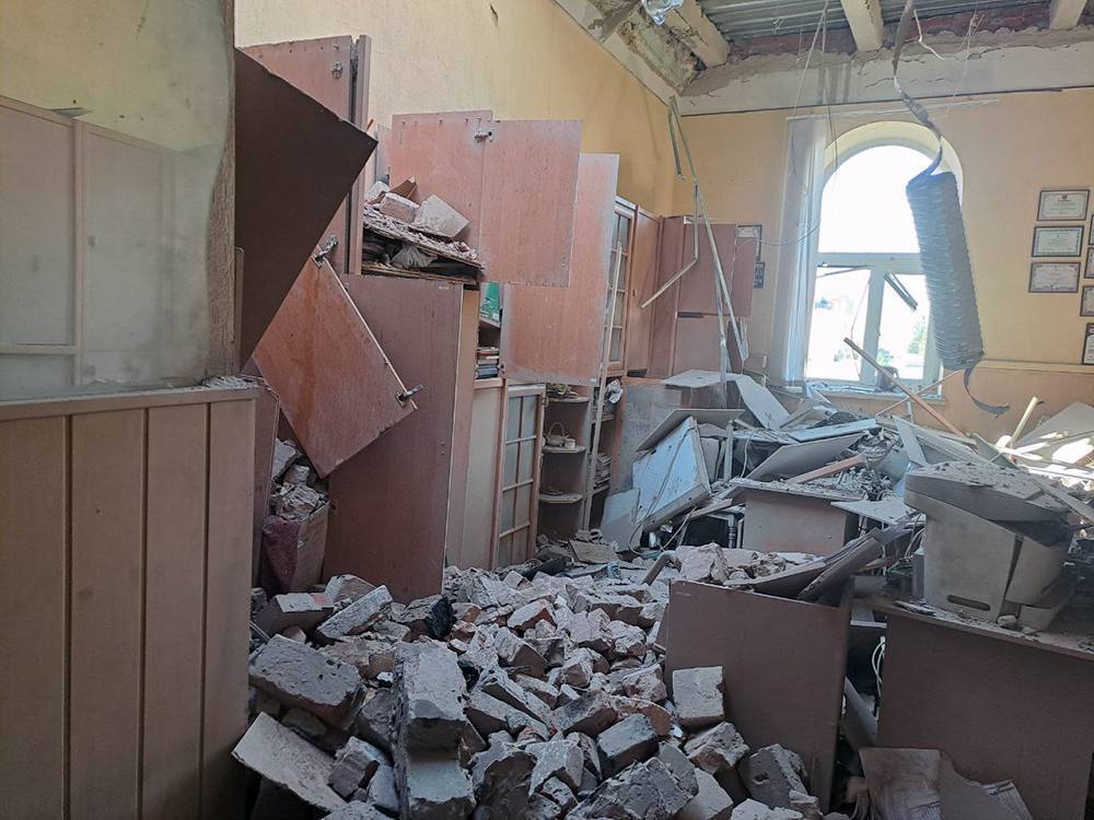 Оккупанты ударили по учебному заведению в Харькове, есть пострадавшие: момент атаки попал на видео