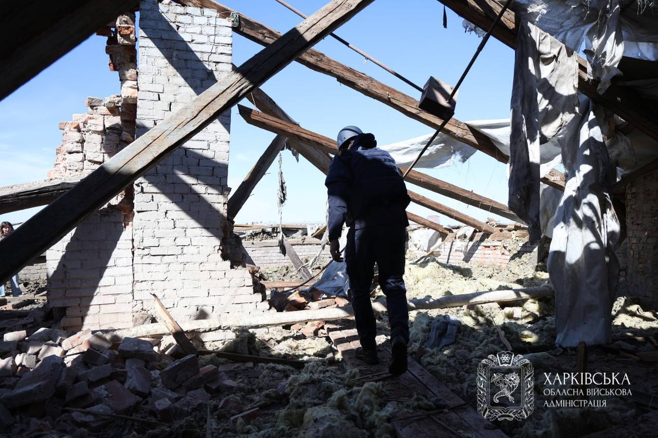 Оккупанты ударили по учебному заведению в Харькове, есть пострадавшие: момент атаки попал на видео