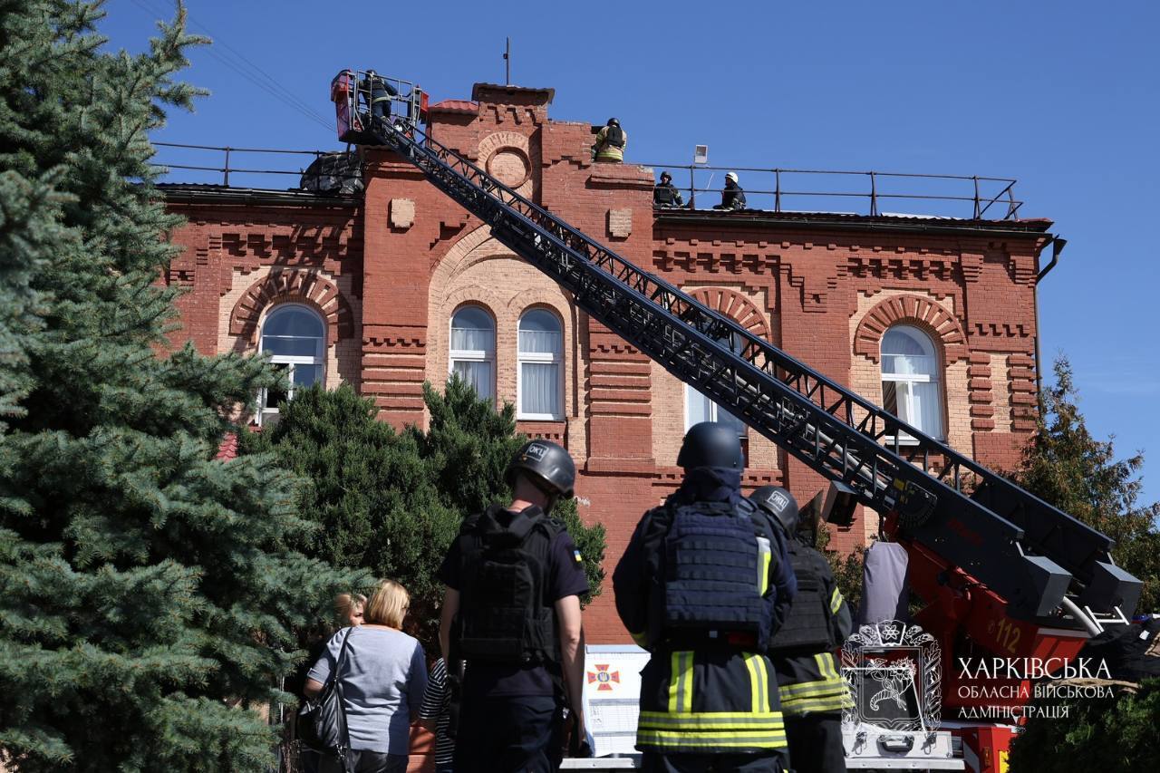 Оккупанты ударили по учебному заведению в Харькове, есть пострадавшие: момент атаки попал на видео