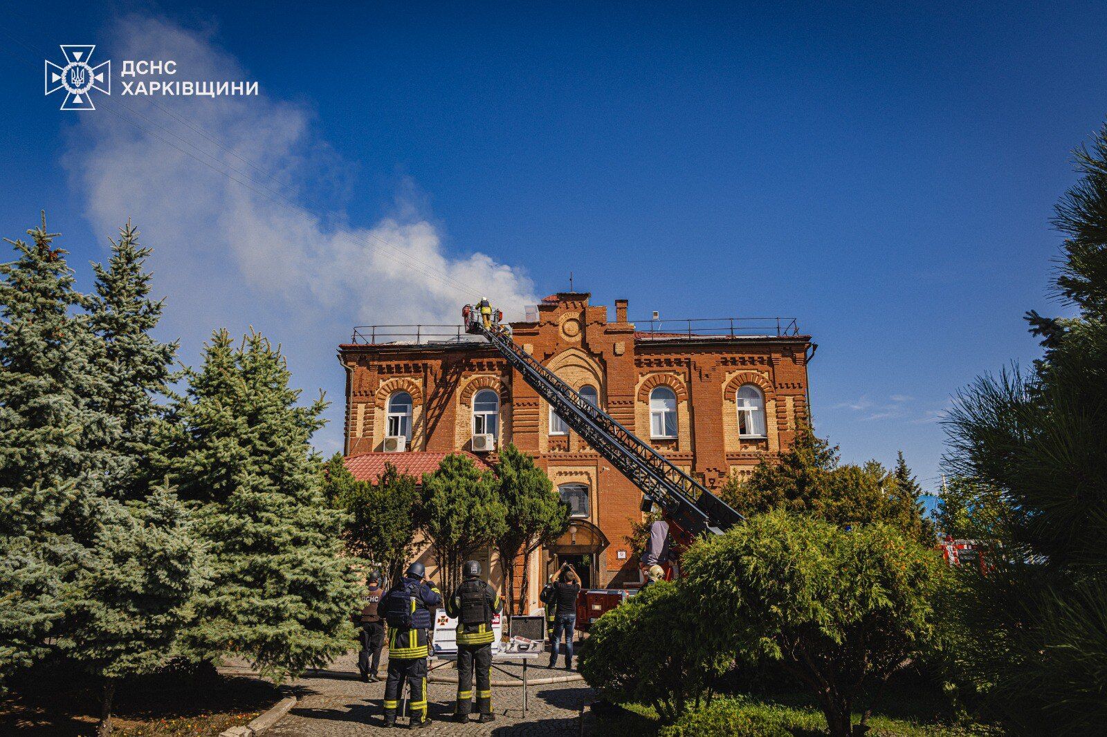 Оккупанты ударили по учебному заведению в Харькове, есть пострадавшие: момент атаки попал на видео