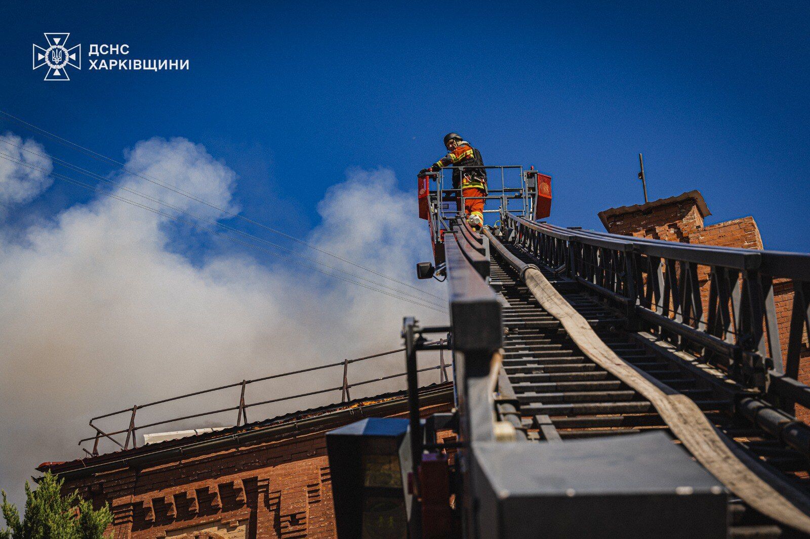 Оккупанты ударили по учебному заведению в Харькове, есть пострадавшие: момент атаки попал на видео