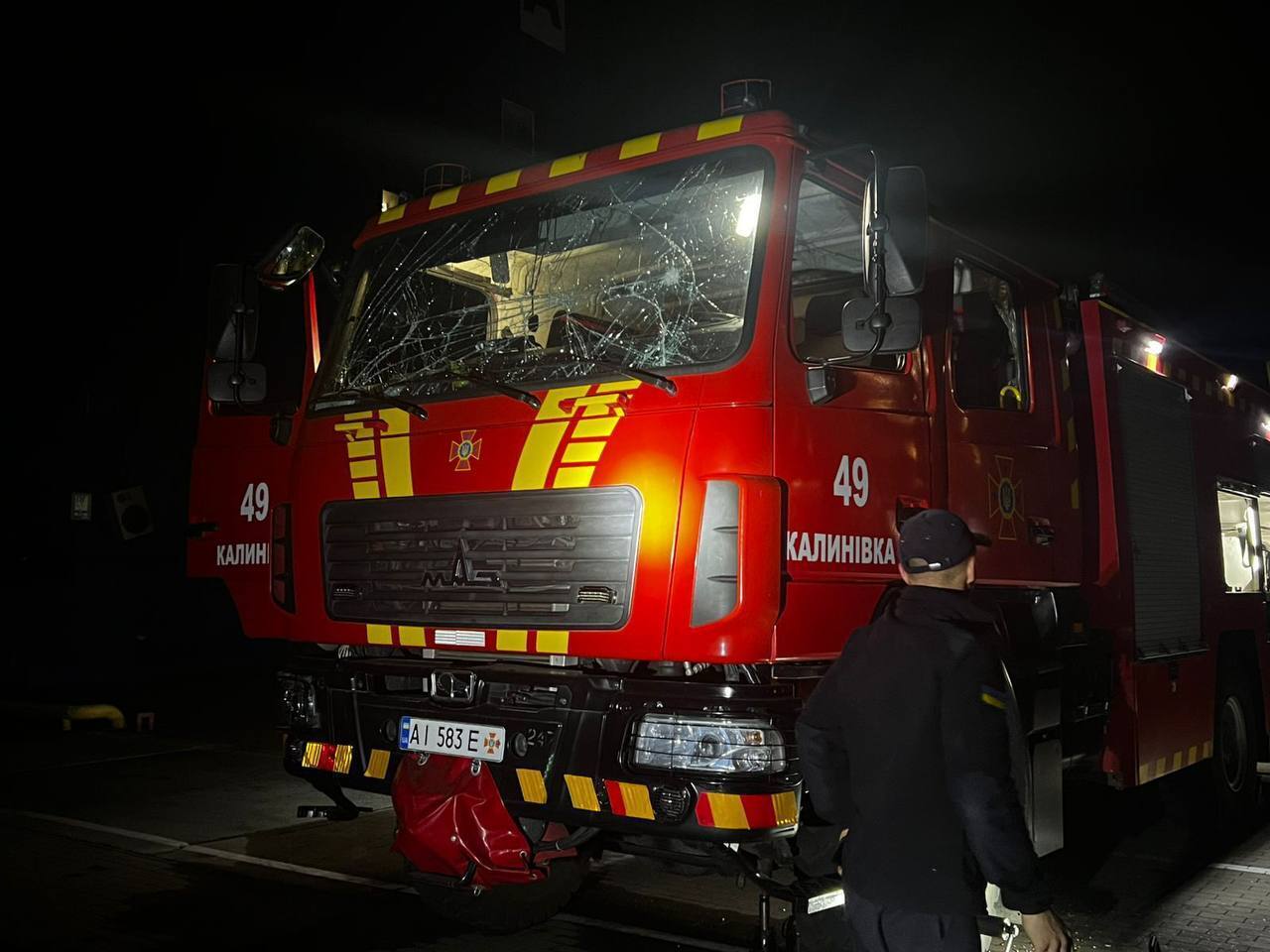 На Київщині загорівся логістичний центр "Епіцентру" внаслідок атаки РФ: дим видно здалеку. Подробиці, фото та відео